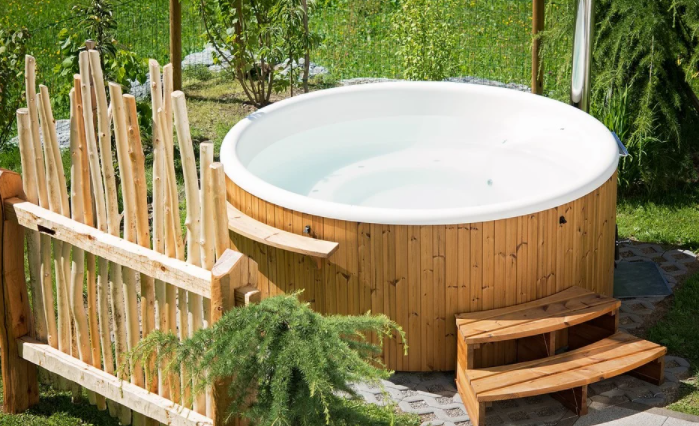 Inflatable hot tub